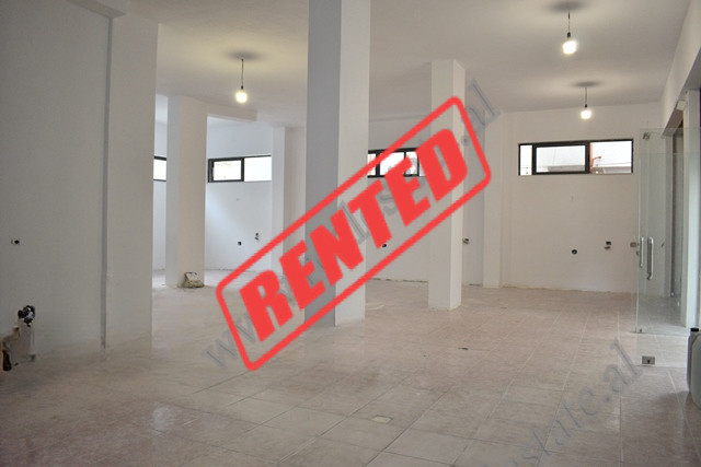 Magazine me qira ne rrugen Prokop Mima tek Komuna e Parisit ne Tirane.
Pozicionohet ne katin 1 te n